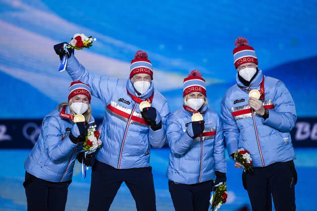 220206 Tiril Eckhoff, Marte Olsbu Roeiseland, Tarjei Boe of and Johannes Thingnes Boe of Norway at the medal ceremony for biathlon mixed relay during day 2 of the 2022 Winter Olympics on February 6, 2022 in Zhangjiakou. Photo: Joel Marklund BILDBYRAN kod JM JM0272 bbeng Olympic Games, Olympische Spiele, Olympia, OS olympics winter olympics os ol olympiska spel vinter-os olympiske leker peking peking 2022 beijing 2022 beijing 2022 olympic games beijing 2022 winter olympic games peking-os beijing-ol vinter-ol medaljceremoni medaljeseremoni medal ceremony norge Copyright: JOELxMARKLUND BB220206JM044