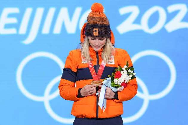 (220206) -- BEIJING, Feb. 6, 2022 -- Gold medalist Irene Schouten of the Netherlands looks at her gold medal during the awarding ceremony of the women s 3,000m Speed skating, Eisschnelllauf event at the Beijing Medals Plaza of the Winter Olympics in Beijing, capital of China, Feb. 6, 2022. ) (BEIJING2022)CHINA-BEIJING-OLYMPIC Winter games, Winterspiele,Spiele, Summer games AWARDING CEREMONY (CN) JuxHuanzong 