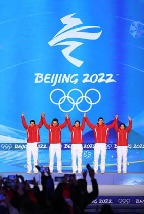 (220206) -- BEIJING, Feb. 6, 2022 -- Gold medalists Fan Kexin (1st L), Ren Ziwei (2nd L), Qu Chunyu (C), Wu Dajing (2nd R) and Zhang Yuting of China celebrate during the awarding ceremony of the mixed team relay of short track Speed skating, Eisschnelllauf event at the Beijing Medals Plaza of the Winter Olympics in Beijing, capital of China, Feb. 6, 2022. ) (BEIJING2022)CHINA-BEIJING-OLYMPIC Winter games, Winterspiele,Spiele, Summer games AWARDING CEREMONY (CN) YangxLei