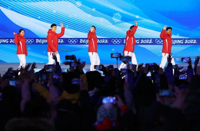 (220206) -- BEIJING, Feb. 6, 2022 -- Athletes of China attend the awarding ceremony of the mixed team relay of short track Speed skating, Eisschnelllauf event at the Beijing Medals Plaza of the Winter Olympics in Beijing, capital of China, Feb. 6, 2022.China won the gold medal in the event. ) (BEIJING2022)CHINA-BEIJING-OLYMPIC Winter games, Winterspiele,Spiele, Summer games AWARDING CEREMONY (CN) YangxLei 