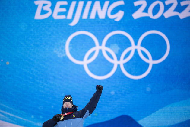 220206 Walter Wallberg of Sweden celebrates with his gold medal at the medal ceremony for men s moguls during day 2 of the 2022 Winter Olympics on February 6, 2022 in Zhangjiakou. Photo: Joel Marklund BILDBYRAN kod JM JM0272 bbeng Olympic Games, Olympische Spiele, Olympia, OS olympics winter olympics os ol olympiska spel vinter-os olympiske leker peking peking 2022 beijing 2022 beijing 2022 olympic games beijing 2022 winter olympic games peking-os beijing-ol vinter-ol medaljceremoni medaljeseremoni medal ceremony sverige jubel guld Copyright: JOELxMARKLUND BB220206JM046
