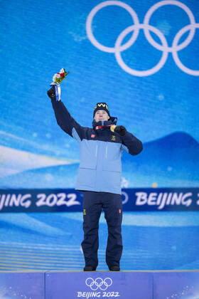 220206 Walter Wallberg of Sweden celebrates with his gold medal at the medal ceremony for men s moguls during day 2 of the 2022 Winter Olympics on February 6, 2022 in Zhangjiakou. Photo: Joel Marklund BILDBYRAN kod JM JM0272 bbeng Olympic Games, Olympische Spiele, Olympia, OS olympics winter olympics os ol olympiska spel vinter-os olympiske leker peking peking 2022 beijing 2022 beijing 2022 olympic games beijing 2022 winter olympic games peking-os beijing-ol vinter-ol medaljceremoni medaljeseremoni medal ceremony sverige jubel guld Copyright: JOELxMARKLUND BB220206JM047