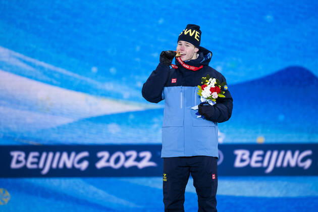 220206 Walter Wallberg of Sweden celebrates with his gold medal at the medal ceremony for men s moguls during day 2 of the 2022 Winter Olympics on February 6, 2022 in Zhangjiakou. Photo: Joel Marklund BILDBYRAN kod JM JM0272 bbeng Olympic Games, Olympische Spiele, Olympia, OS olympics winter olympics os ol olympiska spel vinter-os olympiske leker peking peking 2022 beijing 2022 beijing 2022 olympic games beijing 2022 winter olympic games peking-os beijing-ol vinter-ol medaljceremoni medaljeseremoni medal ceremony sverige jubel guld Copyright: JOELxMARKLUND BB220206JM050