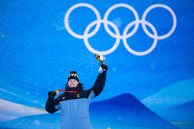 220206 Walter Wallberg of Sweden celebrates with his gold medal at the medal ceremony for men s moguls during day 2 of the 2022 Winter Olympics on February 6, 2022 in Zhangjiakou. Photo: Joel Marklund BILDBYRAN kod JM JM0272 bbeng Olympic Games, Olympische Spiele, Olympia, OS olympics winter olympics os ol olympiska spel vinter-os olympiske leker peking peking 2022 beijing 2022 beijing 2022 olympic games beijing 2022 winter olympic games peking-os beijing-ol vinter-ol medaljceremoni medaljeseremoni medal ceremony sverige jubel guld Copyright: JOELxMARKLUND BB220206JM051