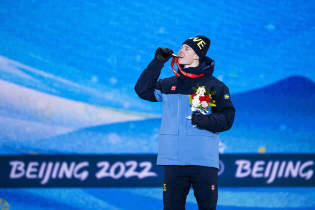 220206 Walter Wallberg of Sweden celebrates with his gold medal at the medal ceremony for men s moguls during day 2 of the 2022 Winter Olympics on February 6, 2022 in Zhangjiakou. Photo: Joel Marklund BILDBYRAN kod JM JM0272 bbeng Olympic Games, Olympische Spiele, Olympia, OS olympics winter olympics os ol olympiska spel vinter-os olympiske leker peking peking 2022 beijing 2022 beijing 2022 olympic games beijing 2022 winter olympic games peking-os beijing-ol vinter-ol medaljceremoni medaljeseremoni medal ceremony sverige jubel guld Copyright: JOELxMARKLUND BB220206JM053