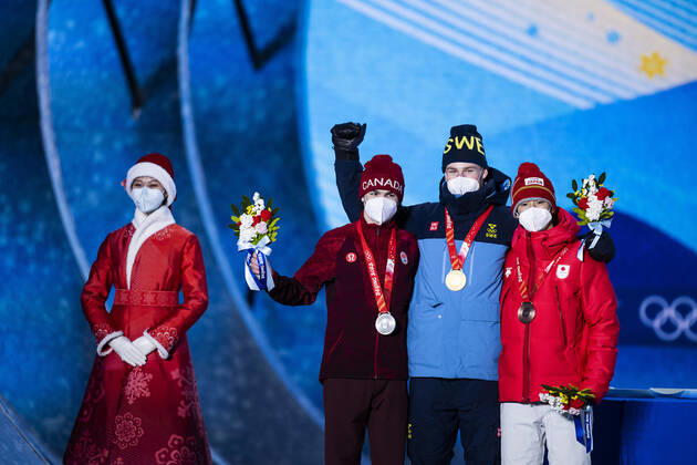 220206 Mikael Kingsbury of Canada, Walter Wallberg of Sweden and Ikuma Horishima of Japan celebrate at the medal ceremony for men s moguls during day 2 of the 2022 Winter Olympics on February 6, 2022 in Zhangjiakou. Photo: Joel Marklund BILDBYRAN kod JM JM0272 bbeng Olympic Games, Olympische Spiele, Olympia, OS olympics winter olympics os ol olympiska spel vinter-os olympiske leker peking peking 2022 beijing 2022 beijing 2022 olympic games beijing 2022 winter olympic games peking-os beijing-ol vinter-ol medaljceremoni medaljeseremoni medal ceremony sverige jubel guld Copyright: JOELxMARKLUND BB220206JM057
