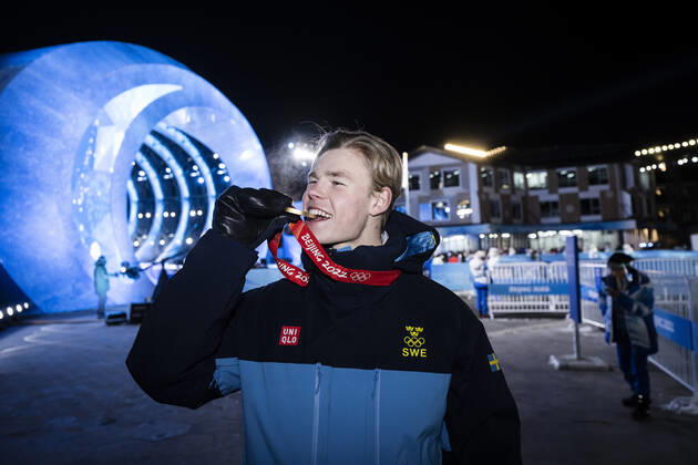 220206 Walter Wallberg of Sweden celebrates with his gold medal after the medal ceremony for men s moguls during day 2 of the 2022 Winter Olympics on February 6, 2022 in Zhangjiakou. Photo: Joel Marklund BILDBYRAN kod JM JM0272 bbeng Olympic Games, Olympische Spiele, Olympia, OS olympics winter olympics os ol olympiska spel vinter-os olympiske leker peking peking 2022 beijing 2022 beijing 2022 olympic games beijing 2022 winter olympic games peking-os beijing-ol vinter-ol medaljceremoni medaljeseremoni medal ceremony sverige jubel guld Copyright: JOELxMARKLUND BB220206JM061