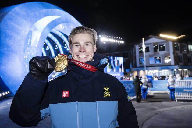 220206 Walter Wallberg of Sweden celebrates with his gold medal after the medal ceremony for men s moguls during day 2 of the 2022 Winter Olympics on February 6, 2022 in Zhangjiakou. Photo: Joel Marklund BILDBYRAN kod JM JM0272 bbeng Olympic Games, Olympische Spiele, Olympia, OS olympics winter olympics os ol olympiska spel vinter-os olympiske leker peking peking 2022 beijing 2022 beijing 2022 olympic games beijing 2022 winter olympic games peking-os beijing-ol vinter-ol medaljceremoni medaljeseremoni medal ceremony sverige jubel guld Copyright: JOELxMARKLUND BB220206JM064