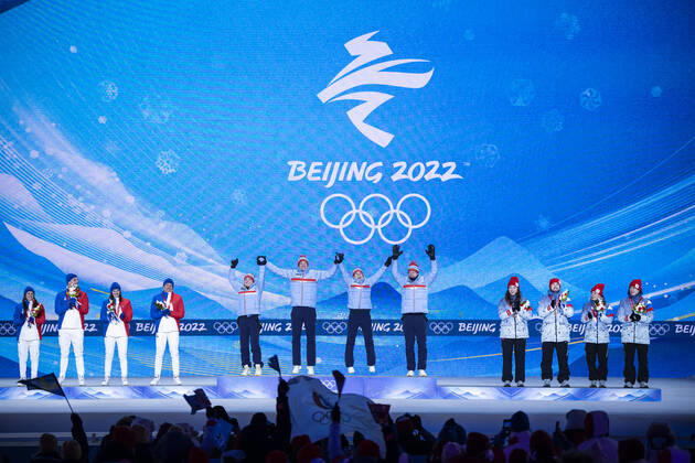 220206 Anais Ouchet Chevalier, Julia Simon, Emilien Jacquelin and Quentin Maillet Fillon of France, Tiril Eckhoff, Marte Olsbu Roeiseland, Tarjei Boe of and Johannes Thingnes Boe of Norway, Uliana Nigmatullina, Kristina Reztsova, Alexander Loginov and Eduard Latypov of ROC (Russia) celebrate at the medal ceremony for biathlon mixed relay during day 2 of the 2022 Winter Olympics on February 6, 2022 in Zhangjiakou. Photo: Joel Marklund BILDBYRAN kod JM JM0272 bbeng Olympic Games, Olympische Spiele, Olympia, OS olympics winter olympics os ol olympiska spel vinter-os olympiske leker peking peking 2022 beijing 2022 beijing 2022 olympic games beijing 2022 winter olympic games peking-os beijing-ol vinter-ol medaljceremoni medaljeseremoni medal ceremony norge Copyright: JOELxMARKLUND BB220206JM065
