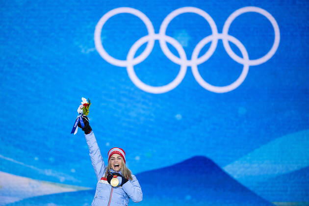 220206 Therese Johaug of Norway celebrates with her gold medal at the medal ceremony for women s cross country skiing skiathlon during day 2 of the 2022 Winter Olympics on February 6, 2022 in Zhangjiakou. Photo: Joel Marklund BILDBYRAN kod JM JM0272 bbeng Olympic Games, Olympische Spiele, Olympia, OS olympics winter olympics os ol olympiska spel vinter-os olympiske leker peking peking 2022 beijing 2022 beijing 2022 olympic games beijing 2022 winter olympic games peking-os beijing-ol vinter-ol medaljceremoni medaljeseremoni medal ceremony norge jubel Copyright: JOELxMARKLUND BB220206JM069