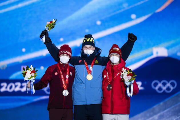 220206 Mikael Kingsbury of Canada, Walter Wallberg of Sweden and Ikuma Horishima of Japan celebrate at the medal ceremony for men s moguls during day 2 of the 2022 Winter Olympics on February 6, 2022 in Zhangjiakou. Photo: Joel Marklund BILDBYRAN kod JM JM0272 bbeng Olympic Games, Olympische Spiele, Olympia, OS olympics winter olympics os ol olympiska spel vinter-os olympiske leker peking peking 2022 beijing 2022 beijing 2022 olympic games beijing 2022 winter olympic games peking-os beijing-ol vinter-ol medaljceremoni medaljeseremoni medal ceremony sverige jubel guld Copyright: JOELxMARKLUND BB220206JM070