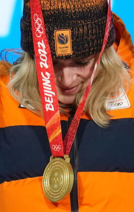 (220206) -- BEIJING, Feb. 6, 2022 -- Gold medalist Irene Schouten of the Netherlands receives her gold medal during the awarding ceremony of the women s 3,000m Speed skating, Eisschnelllauf event at the Beijing Medals Plaza of the Winter Olympics in Beijing, capital of China, Feb. 6, 2022. ) (BEIJING2022)CHINA-BEIJING-OLYMPIC Winter games, Winterspiele,Spiele, Summer games AWARDING CEREMONY (CN) JuxHuanzong 