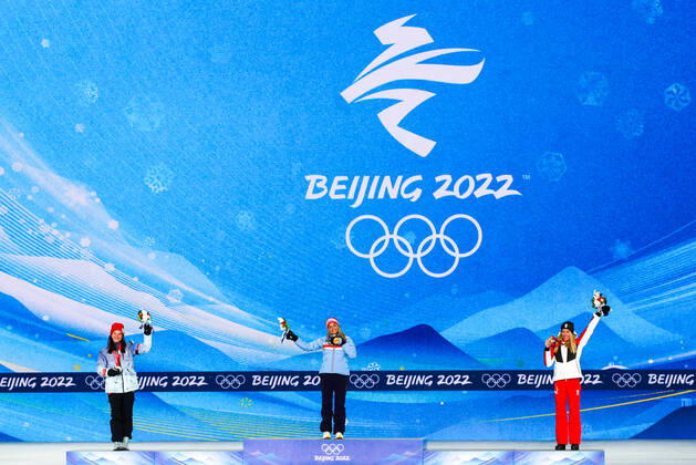 OLYMPICS - Winter Olympic Games, Olympische Spiele, Olympia, OS Beijing 2022 ZHANGJIAKOU,CHINA,06.FEB.22 - OLYMPICS, NORDIC SKIING, CROSS COUNTRY SKIING - Winter Olympic Games Beijing 2022, skiathlon, ladies, award ceremony. Image shows the rejoicing of Natalia Nepryaeva (RUS), Therese Johaug (NOR) and Teresa Stadlober (AUT).  GEPAxpictures xMaticxKlansek