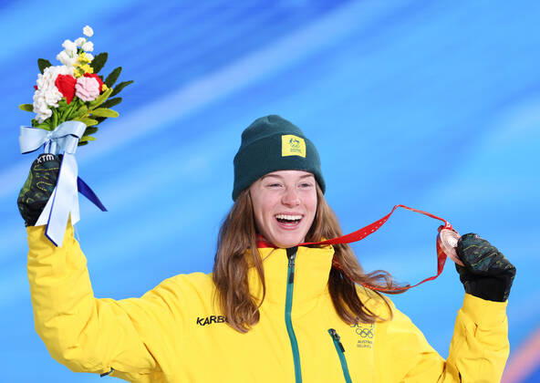 (220206) -- ZHANGJIAKOU, Feb. 6, 2022 -- Bronze medalist Tess Coady of Australia poses for a photo during the awarding ceremony of Women s Snowboard Slopestyle at the Zhangjiakou Medals Plaza of the Winter Olympics in Zhangjiakou, north China s Hebei Province, Feb. 6, 2022. ) (BEIJING2022)CHINA-ZHANGJIAKOU-OLYMPIC Winter games, Winterspiele,Spiele, Summer games AWARDING CEREMONY (CN) DingxTing 
