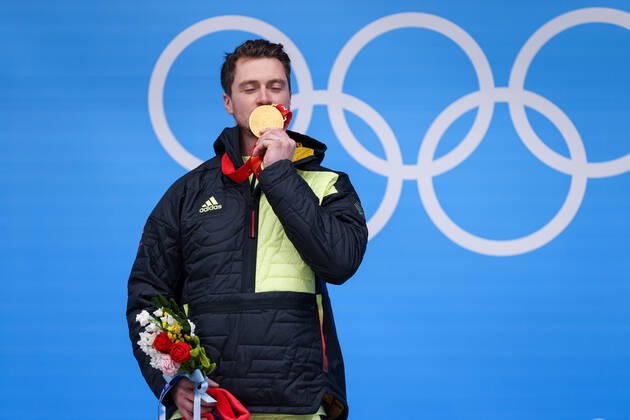 OLYMPICS - Winter Olympic Games, Olympische Spiele, Olympia, OS Beijing 2022 YANQING,CHINA,06.FEB.22 - OLYMPICS, LUGE - Winter Olympic Games Beijing 2022, singles, men, award cermony. Image shows the rejoicing of Johannes Ludwig (GER). Keywords: medal.  GEPAxpictures xDanielxGoetzhaber