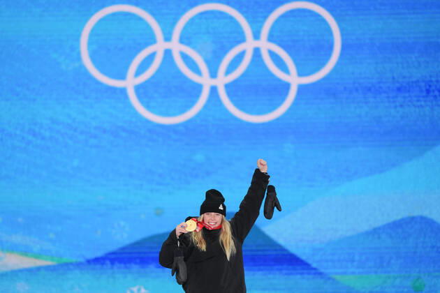 (220206) -- ZHANGJIAKOU, Feb. 6, 2022 -- Gold medalist Zoi Sadowski Synnott of New Zealand poses for a photo during the awarding ceremony of Women s Snowboard Slopestyle at the Zhangjiakou Medals Plaza of the Winter Olympics in Zhangjiakou, north China s Hebei Province, Feb. 6, 2022. ) (BEIJING2022)CHINA-ZHANGJIAKOU-OLYMPIC Winter games, Winterspiele,Spiele, Summer games AWARDING CEREMONY (CN) PengxZiyang 