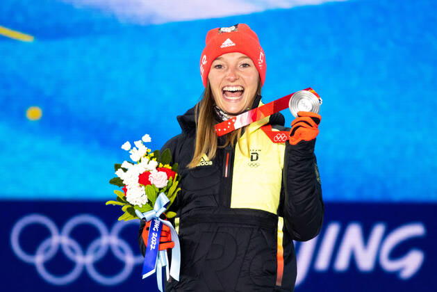 OLYMPICS - Winter Olympic Games, Olympische Spiele, Olympia, OS Beijing 2022 ZHANGJIAKOU,CHINA,06.FEB.22 - OLYMPICS, NORDIC SKIING, Ski jumping, Skispringen, Ski, nordisch - Winter Olympic Games Beijing 2022, normal hill, ladies, award ceremony. Image shows the rejoicing of Katharina Althaus (GER). Keywords: medal. GEPAxpictures xMaticxKlansek