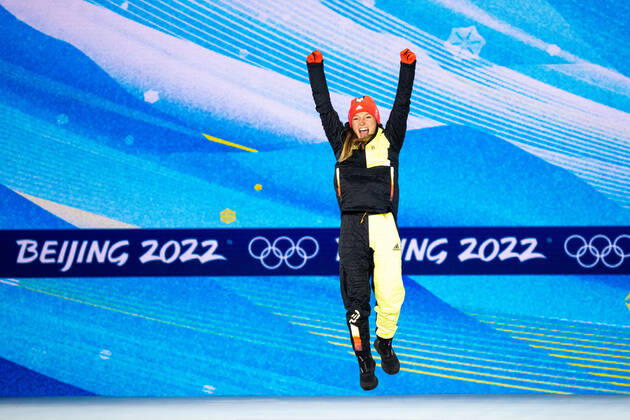 OLYMPICS - Winter Olympic Games, Olympische Spiele, Olympia, OS Beijing 2022 ZHANGJIAKOU,CHINA,06.FEB.22 - OLYMPICS, NORDIC SKIING, Ski jumping, Skispringen, Ski, nordisch - Winter Olympic Games Beijing 2022, normal hill, ladies, award ceremony. Image shows the rejoicing of Katharina Althaus (GER). GEPAxpictures xMaticxKlansek
