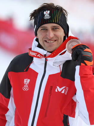 OLYMPICS - Winter Olympic Games, Olympische Spiele, Olympia, OS Beijing 2022 YANQING,CHINA,07.FEB.22 - OLYMPICS, ALPINE SKIING - Winter Olympic Games Beijing 2022, downhill, men, award ceremony. Image shows the rejoicing of Matthias Mayer (AUT). keywords: medal.  GEPAxpictures xHaraldxSteiner
