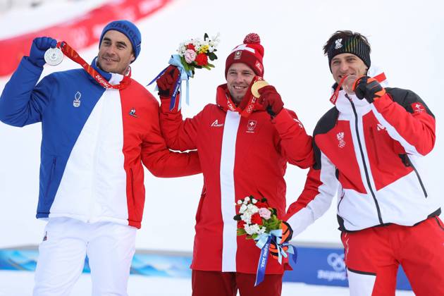 Bilder des Jahres 2022, Sport 02 Februar Sport Themen der Woche KW06 Sport Bilder des Tages OLYMPICS - Winter Olympic Games, Olympische Spiele, Olympia, OS Beijing 2022 YANQING,CHINA,07.FEB.22 - OLYMPICS, ALPINE SKIING - Winter Olympic Games Beijing 2022, downhill, men, award ceremony. Image shows the rejoicing of Johan Clarey (FRA), Beat Feuz (SUI) and Matthias Mayer (AUT). keywords: medal. GEPAxpictures xHaraldxSteiner