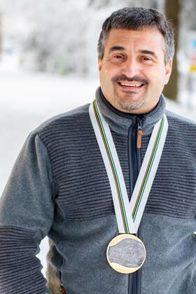 13.01.2022, GER, Fotoshooting mit Georg Hackl und Gunda Niemann-Stirnemann, 30 Jahre nach den Olympischen Spielen in Albertville als sie nationale Sportgeschichte schrieben. Als Erste gewannen sie in der ersten deutschen Olympia-Mannschaft nach der Wiedervereinigung Gold. Georg Hackl mit der Olympischen Goldmedaille aus Albertville,1992 Oberhof Rennsteig Thueringer Wald Grenzadler Thueringen Germany