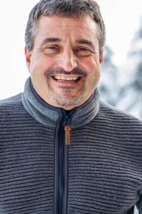 13.01.2022, GER, Fotoshooting mit Georg Hackl und Gunda Niemann-Stirnemann, 30 Jahre nach den Olympischen Spielen in Albertville als sie nationale Sportgeschichte schrieben. Als Erste gewannen sie in der ersten deutschen Olympia-Mannschaft nach der Wiedervereinigung Gold. Georg Hackl mit der Olympischen Goldmedaille aus Albertville,1992 Oberhof Rennsteig Thueringer Wald Grenzadler Thueringen Germany