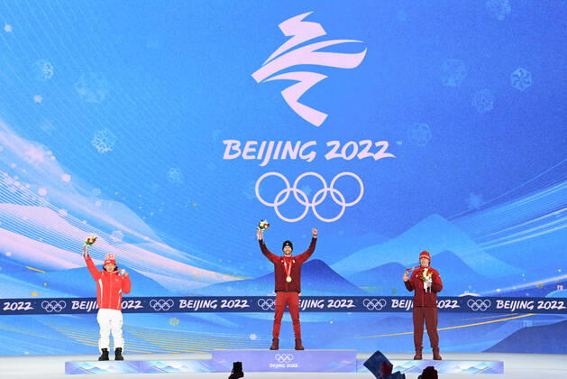 (220207) -- ZHANGJIAKOU, Feb. 7, 2022 -- Silver medalist China s Su Yiming, gold medalist Canada s Max Parrot and bronze medalist Canada s Mark McMorris (from L to R) pose for a photo during the awarding ceremony of men s snowboard slopestyle at the Zhangjiakou Medals Plaza of the Winter Olympics in Zhangjiakou, north China s Hebei Province, Feb. 7, 2022. ) (BEIJING2022)CHINA-ZHANGJIAKOU-OLYMPIC Winter games, Winterspiele,Spiele, Summer games SNOWBOARD-SLOPESTYLE-AWARDING CEREMONY (CN) HuxHuhu 