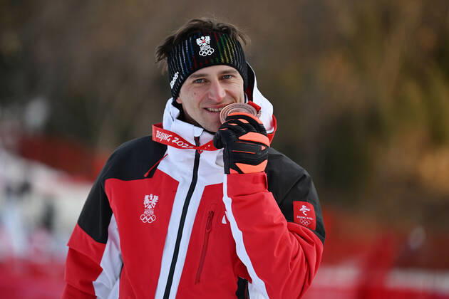 (220207) -- BEIJING, Feb. 7, 2022 -- Matthias Mayer of Austria poses for a photo during the awarding ceremony of the Alpine Skiing Men s Downhill at the National Alpine Skiing Centre in Yanqing District, Beijing, capital of China, Feb. 7, 2022. ) (BEIJING2022)CHINA-BEIJING-OLYMPIC Winter games, Winterspiele,Spiele, Summer games ALPINE SKIING-MEN S DOWNHILL (CN) ChenxBin 