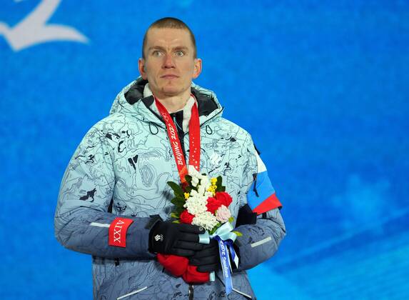 China Olympics 2022 Medal Ceremony 8107234 07.02.2022 Gold medalist Russian Olympic Committee s Alexander Bolshunov poses on the podium during the medal ceremony for the men s cross-country skiathlon 2x15 km event of the Beijing 2022 Winter Olympic Games, Olympische Spiele, Olympia, OS at the Medal Plaza in Zhangjiakou, China. Pavel Bednyakov Sputnik Zhangjiakou China  Copyright: xPavelxBednyakovx