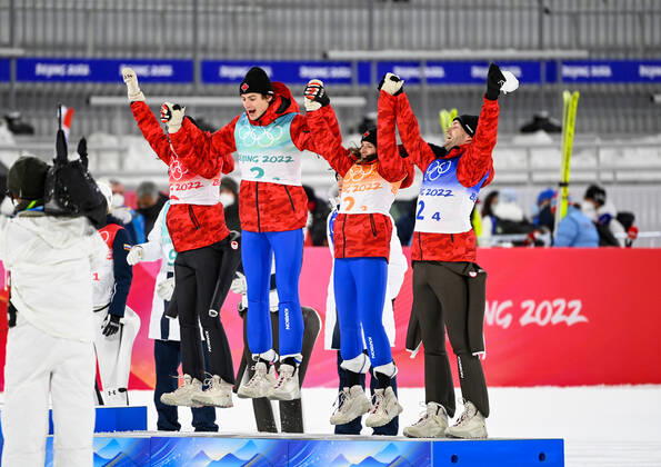 (220207) -- ZHANGJIAKOU, Feb. 7, 2022 -- Bronze medalists of Team Canada celebrate during the flower ceremony of Ski jumping, Skispringen, Ski, nordisch Mixed Team Final Round at the National Ski Jumping Centre in Zhangjiakou, north China s Hebei Province, Feb. 7, 2022. ) (BEIJING2022) CHINA-ZHANGJIAKOU-OLYMPIC Winter games, Winterspiele,Spiele, Summer games SKI JUMPING-MIXED TEAM(CN) FengxKaihua