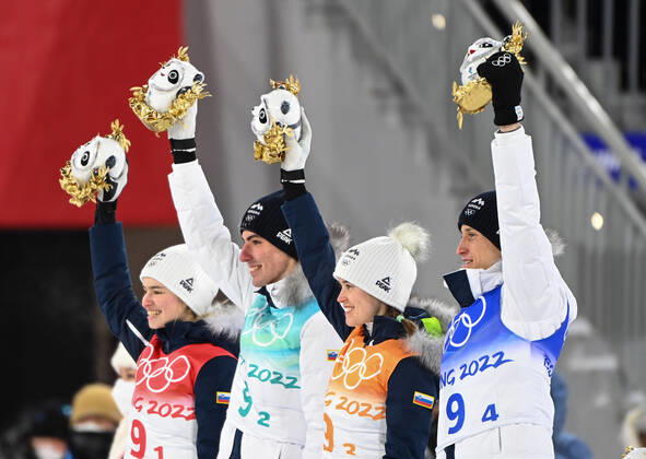 Sport Bilder des Tages (220207) -- ZHANGJIAKOU, Feb. 7, 2022 -- Gold medalist of Team Slovenia celebrate during the flower ceremony after Ski jumping, Skispringen, Ski, nordisch Mixed Team Final Round at the National Ski Jumping Centre in Zhangjiakou, north China s Hebei Province, Feb. 7, 2022. ) (BEIJING2022) CHINA-ZHANGJIAKOU-OLYMPIC Winter games, Winterspiele,Spiele, Summer games SKI JUMPING-MIXED TEAM(CN) FengxKaihua