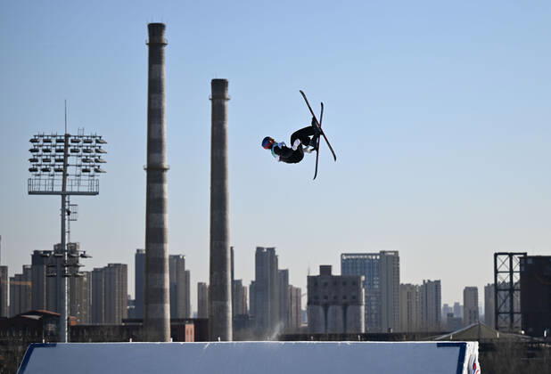 (220208) -- BEIJING, Feb. 8, 2022 -- Gu Ailing of China competes during women s freeski big air final at Big Air Shougang in Beijing, capital of China, Feb. 8, 2022. ) (XHTP)(BEIJING2022)CHINA-BEIJING-OLYMPIC Winter games, Winterspiele,Spiele, Summer games WOMEN S FREESKI BIG AIR-FINAL (CN) LixGa 