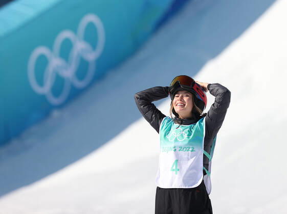 (220208) -- BEIJING, Feb. 8, 2022 -- Gu Ailing of China celebrates during flower ceremony after women s freeski big air final at Big Air Shougang in Beijing, capital of China, Feb. 8, 2022. ) (BEIJING2022)CHINA-BEIJING-OLYMPIC Winter games, Winterspiele,Spiele, Summer games WOMEN S FREESKI BIG AIR-FINAL (CN) DingxXu 