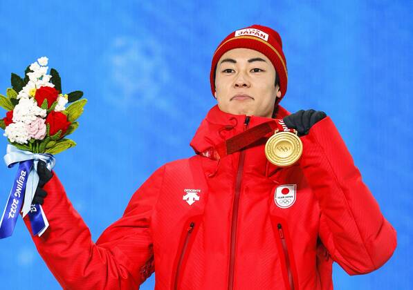 Beijing Olympics: Ski jumping, Skispringen, Ski, nordisch Japan s Ryoyu Kobayashi poses with his gold medal for the men s normal hill individual ski jumping at the Beijing Winter Olympics on Feb. 8, 2022, in Zhangjiakou, China.  A14AA0001235049P