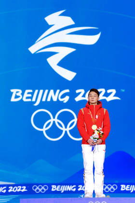 (220208) -- BEIJING, Feb. 8, 2022 -- Gold medalist Ren Ziwei of China poses for a photo during the awarding ceremony of men s 1000m of short track Speed skating, Eisschnelllauf at the Beijing Medals Plaza of the Winter Olympics in Beijing, capital of China, Feb. 8, 2022. ) (BEIJING2022)CHINA-ZHANGJIAKOU-OLYMPIC Winter games, Winterspiele,Spiele, Summer games SHORT TRACK SPEED SKATING-AWARDING CEREMONY (CN) JuxHuanzong 
