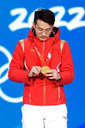 (220208) -- BEIJING, Feb. 8, 2022 -- Gold medalist Ren Ziwei of China reacts during the awarding ceremony of men s 1000m of short track Speed skating, Eisschnelllauf at the Beijing Medals Plaza of the Winter Olympics in Beijing, capital of China, Feb. 8, 2022. ) (BEIJING2022)CHINA-ZHANGJIAKOU-OLYMPIC Winter games, Winterspiele,Spiele, Summer games SHORT TRACK SPEED SKATING-AWARDING CEREMONY (CN) JuxHuanzong 