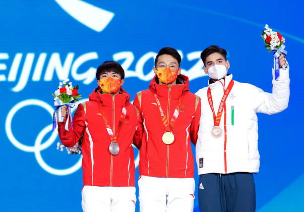 (220208) -- BEIJING, Feb. 8, 2022 -- Gold medalist Ren Ziwei (C) of China, silver medalist Li Wenlong (L) of China and bronze medalist Shaoang Liu of Hungary pose for a photo during the awarding ceremony of men s 1000m of short track Speed skating, Eisschnelllauf at the Beijing Medals Plaza of the Winter Olympics in Beijing, capital of China, Feb. 8, 2022. ) (BEIJING2022)CHINA-ZHANGJIAKOU-OLYMPIC Winter games, Winterspiele,Spiele, Summer games SHORT TRACK SPEED SKATING-AWARDING CEREMONY (CN) JuxHuanzong