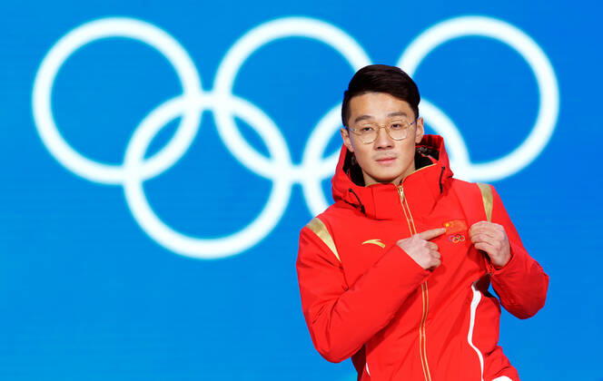 (220208) -- BEIJING, Feb. 8, 2022 -- Gold medalist Ren Ziwei of China reacts during the awarding ceremony of men s 1000m of short track Speed skating, Eisschnelllauf at the Beijing Medals Plaza of the Winter Olympics in Beijing, capital of China, Feb. 8, 2022. ) (BEIJING2022)CHINA-ZHANGJIAKOU-OLYMPIC Winter games, Winterspiele,Spiele, Summer games SHORT TRACK SPEED SKATING-AWARDING CEREMONY (CN) JuxHuanzong 