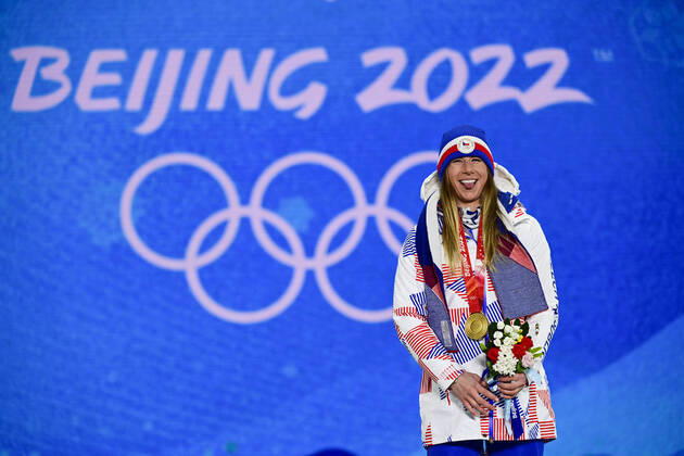 Bilder des Jahres 2022, Sport 02 Februar Sport Themen der Woche KW06 Gold medal winner Ester Ledecka from Czech Republic on the podium during the snowboard medal ceremony at Zhangjiakou National CC Skiing Centre, China, on February 8, 2022, during the 2022 Winter Olympics. (CTKxPhoto RomanxVondrous) CTKPhotoP2022020813515 