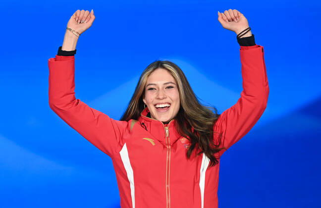 (220208) -- BEIJING, Feb. 8, 2022 -- Gold medalist Gu Ailing of China reacts during the awarding ceremony of women s freeski big air at the Beijing Medals Plaza of the Winter Olympics in Beijing, capital of China, Feb. 8, 2022. ) (BEIJING2022)CHINA-ZHANGJIAKOU-OLYMPIC Winter games, Winterspiele,Spiele, Summer games WOMEN S FREESKI BIG AIR-AWARDING CEREMONY (CN) HuangxZongzhi 