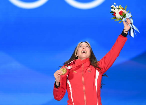 Sport Bilder des Tages (220208) -- BEIJING, Feb. 8, 2022 -- Gold medalist Gu Ailing of China reacts during the awarding ceremony of women s freeski big air at the Beijing Medals Plaza of the Winter Olympics in Beijing, capital of China, Feb. 8, 2022. ) (BEIJING2022)CHINA-ZHANGJIAKOU-OLYMPIC Winter games, Winterspiele,Spiele, Summer games WOMEN S FREESKI BIG AIR-AWARDING CEREMONY (CN) HuangxZongzhi 
