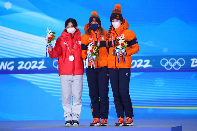 (L-R) Miho Takagi (JPN), Ireen Wust, Antoinette de Jong (NED), FEBRUARY 8, 2022 - Speed skating, Eisschnelllauf : Women s 1500m Medal Ceremony during the Beijing 2022 Olympic Winter games, Winterspiele,Spiele, Summer games at Beijing Medal Plaza in Beijing, China.  (180182901)