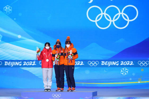 (L-R) Miho Takagi (JPN), Ireen Wust, Antoinette de Jong (NED), FEBRUARY 8, 2022 - Speed skating, Eisschnelllauf : Women s 1500m Medal Ceremony during the Beijing 2022 Olympic Winter games, Winterspiele,Spiele, Summer games at Beijing Medal Plaza in Beijing, China.  (180182905)