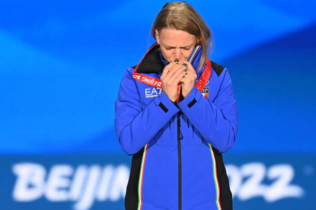 (220208) -- BEIJING, Feb. 8, 2022 -- Gold medalist Arianna Fontana of Italy reacts during the awarding ceremony of women s 500m short track Speed skating, Eisschnelllauf at the Beijing Medals Plaza of the Winter Olympics in Beijing, capital of China, Feb. 8, 2022. ) (BEIJING2022)CHINA-BEIJING-OLYMPIC Winter games, Winterspiele,Spiele, Summer games SHORT TRACK SPEED SKATING-AWARDING CEREMONY (CN) HuangxZongzhi 