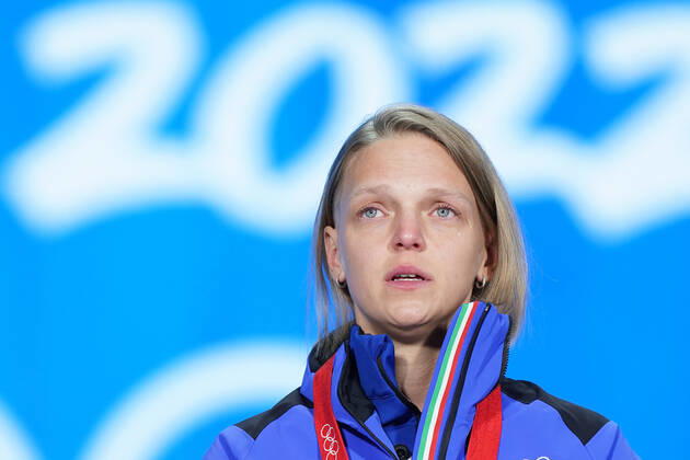 (220208) -- BEIJING, Feb. 8, 2022 -- Gold medalist Arianna Fontana of Italy drops tear during the awarding ceremony of women s 500m short track Speed skating, Eisschnelllauf at the Beijing Medals Plaza of the Winter Olympics in Beijing, capital of China, Feb. 8, 2022. ) (BEIJING2022)CHINA-BEIJING-OLYMPIC Winter games, Winterspiele,Spiele, Summer games SHORT TRACK SPEED SKATING-AWARDING CEREMONY (CN) JuxHuanzong 