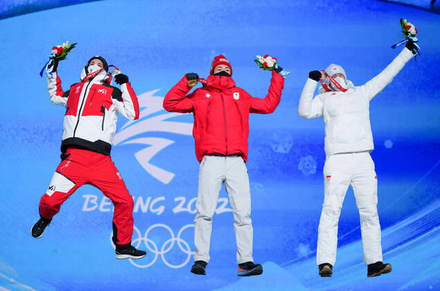 Bilder des Jahres 2022, Sport 02 Februar Sport Themen der Woche KW06 (220208) -- ZHANGJIAKOU, Feb. 8, 2022 -- Gold medallist Japan s Kobayashi Ryoyu (C), Silver medallist Austria s Manuel Fettner (L) and Bronze medallist Poland s Dawid Kubacki react during the awarding ceremony of the Ski jumping, Skispringen, Ski, nordisch Men s Normal Hill Individual at the Zhangjiakou Medals Plaza of the Winter Olympics in Zhangjiakou, north China s Hebei Province, Feb. 8, 2022. ) (BEIJING2022)CHINA-ZHANGJIAKOU-OLYMPIC Winter games, Winterspiele,Spiele, Summer games AWARDING CEREMONY (CN) ZhuxZheng