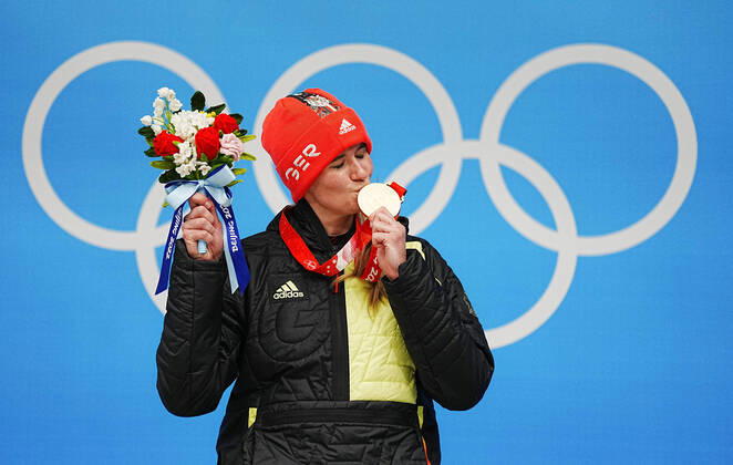 Bilder des Jahres 2022, Sport 02 Februar Sport Themen der Woche KW06 Sport Bilder des Tages (220208) -- BEIJING, Feb. 8, 2022 -- Gold medallist Natalie Geisenberger of Germany celebrates during the awarding ceremony after women s singles run?of luge event?at the Yanqing?National Sliding Centre in Yanqing?district of Beijing, capital of China, Feb. 8, 2022. ) (BEIJING2022)CHINA-BEIJING-YANQING-OLYMPIC Winter games, Winterspiele,Spiele, Summer games LUGE-WOMEN S SINGLES (CN) JiangxWenyao 