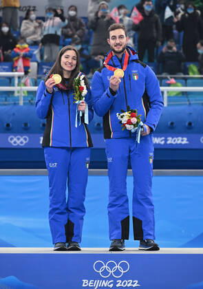 (220208) -- BEIJING, Feb. 8, 2022 -- Gold medalists Stefania Constantini (L) and Amos Mosaner of Italy attend the awarding ceremony of the curling mixed doubles event of the Beijing 2022 Winter Olympics at the National Aquatics Centre in Beijing, capital of China, Feb. 8, 2022. ) (BEIJING2022)CHINA-BEIJING-WINTER Olympic Games, Olympische Spiele, Olympia, OS CURLING-MIXED DOUBLES-AWARDING CEREMONY (CN) LixHe 