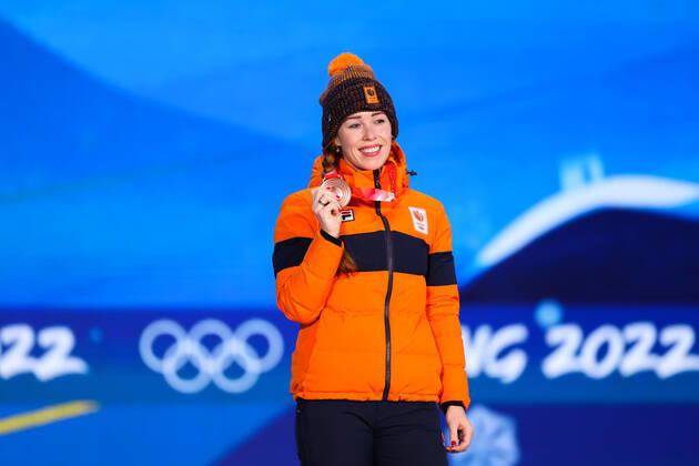 BEIJING, CHINA - FEBRUARY 08: Bronze medallist Antoinette de Jong of Team Netherlands poses with her medal during the Women s 1500m medal ceremony on Day 4 of the Beijing 2022 Winter Olympic Games, Olympische Spiele, Olympia, OS at Beijing Medal Plaza on February 8, 2022 in Beijing, China.  Copyright: xVCGx CFP111368323104 