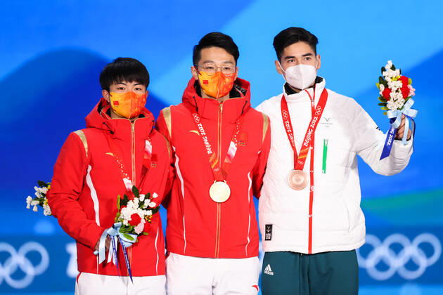 BEIJING, CHINA - FEBRUARY 08: Gold medallist Ziwei Ren of Team China (C), Silver medallist Wenlong Li of Team China (L) and Bronze medallist Shaoang Liu of Team Hungary (R) pose with their medals during the Men s 1000m Speed skating, Eisschnelllauf medal ceremony on Day 4 of the Beijing 2022 Winter Olympic Games, Olympische Spiele, Olympia, OS at Beijing Medal Plaza on February 8, 2022 in Beijing, China.  Copyright: xVCGx CFP111368316292 